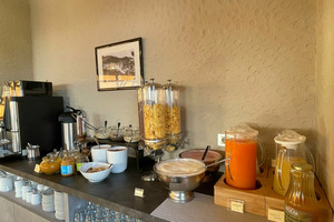 Sala colazione di hotel arredata